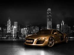 Золотой Audi r8 на фоне города