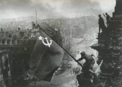 Праздничные обои Обои к дню победы 9 мая Советский флаг над рейхстагом