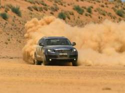 Обои для рабочего стола Спорт Audi Q7 в пыли по пустыне
